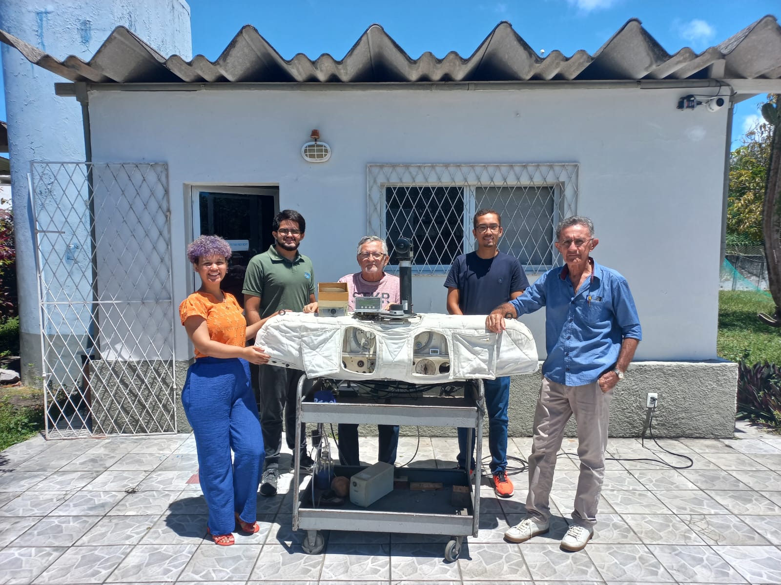 Foto da equipe completa na frente do LAVAT