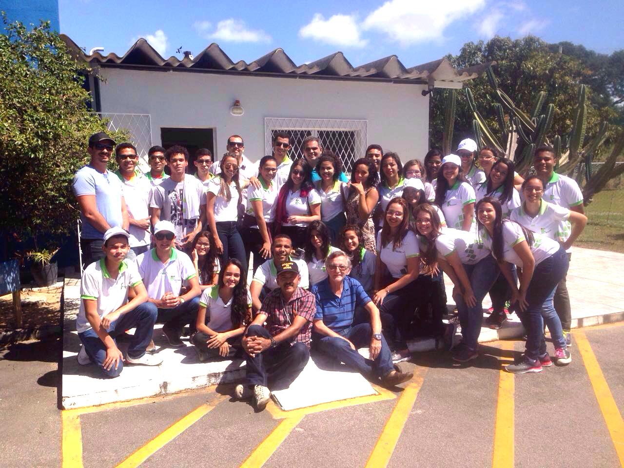 Foto dos alunos do IFRN na frente do laboratório