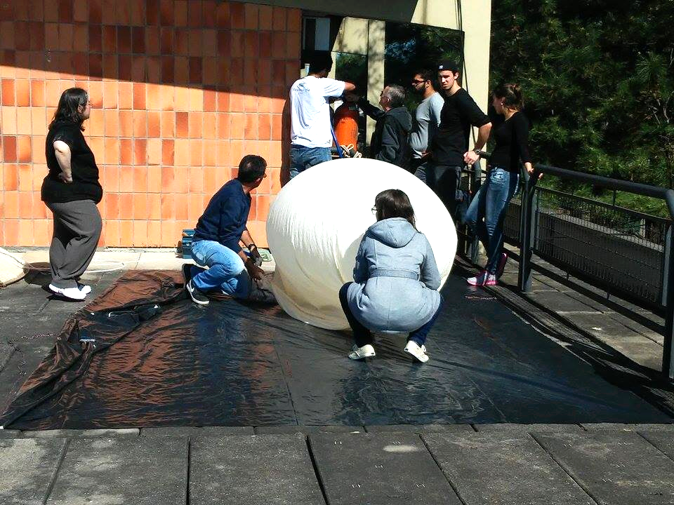 Foto da equipe enchendo o balão