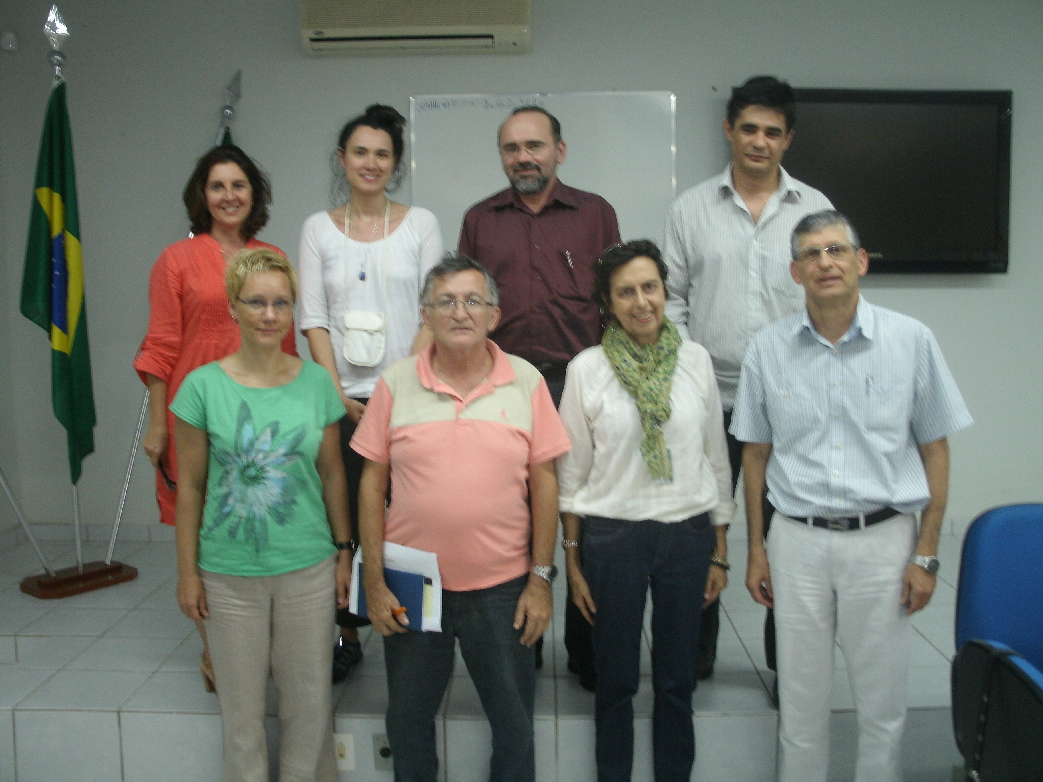 Foto dos envolvidos no auditório do INPE