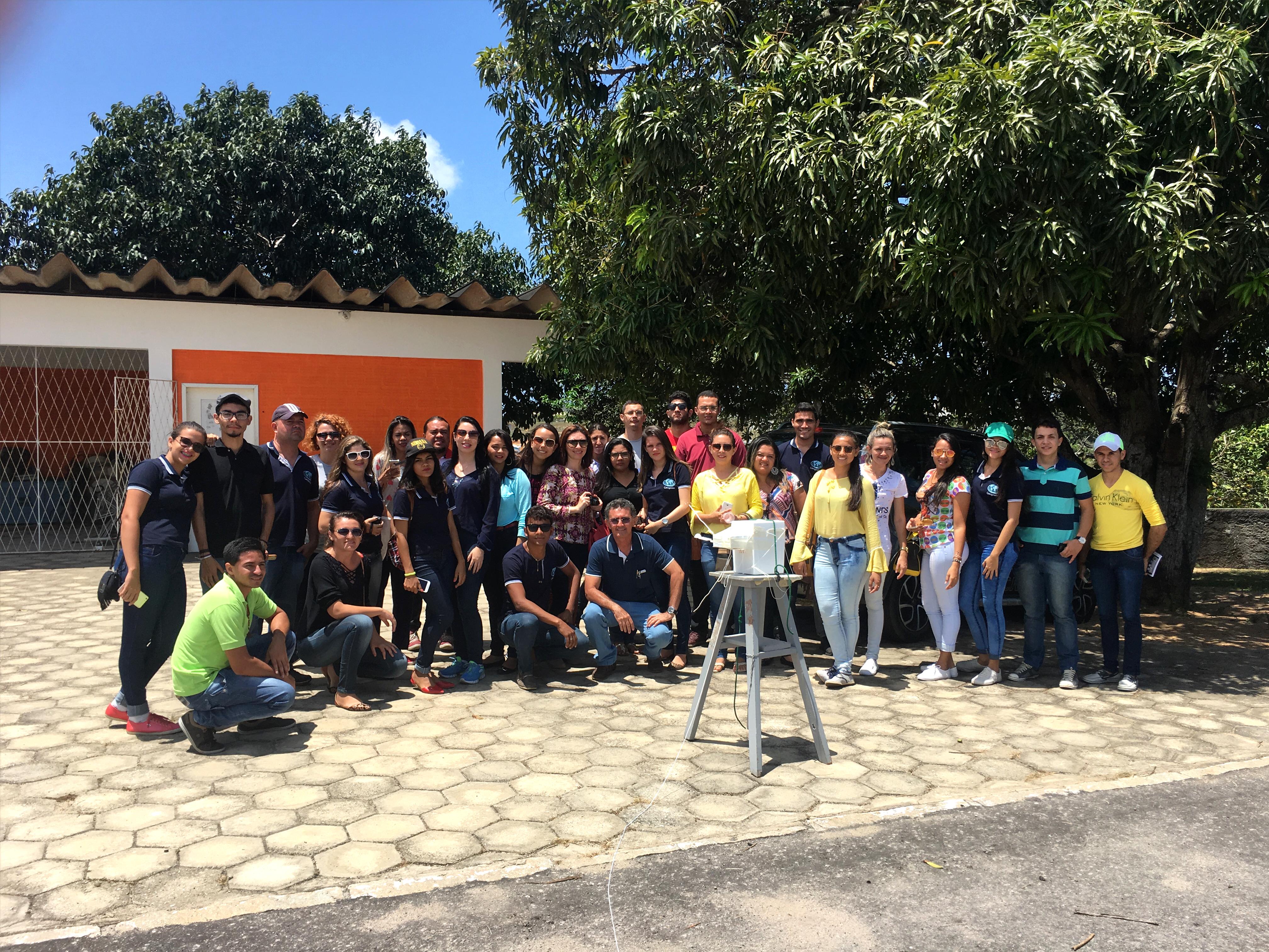 Foto da turma em ambiente externo