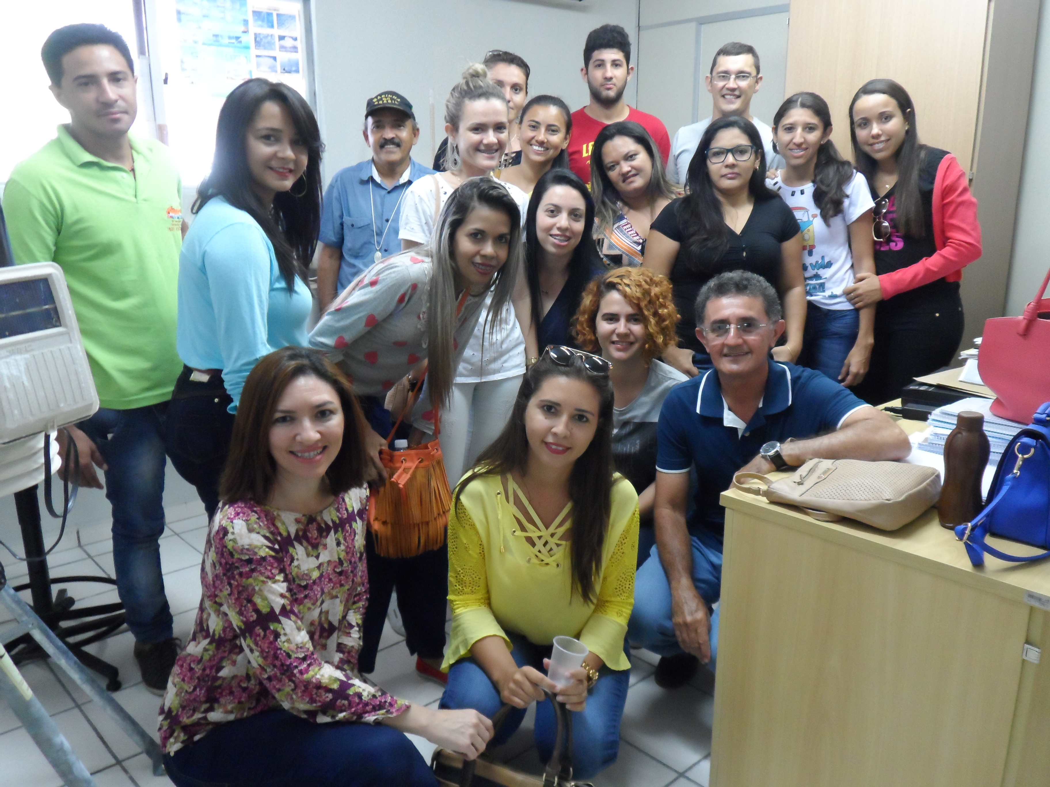 Foto da turma dentro do laboratório