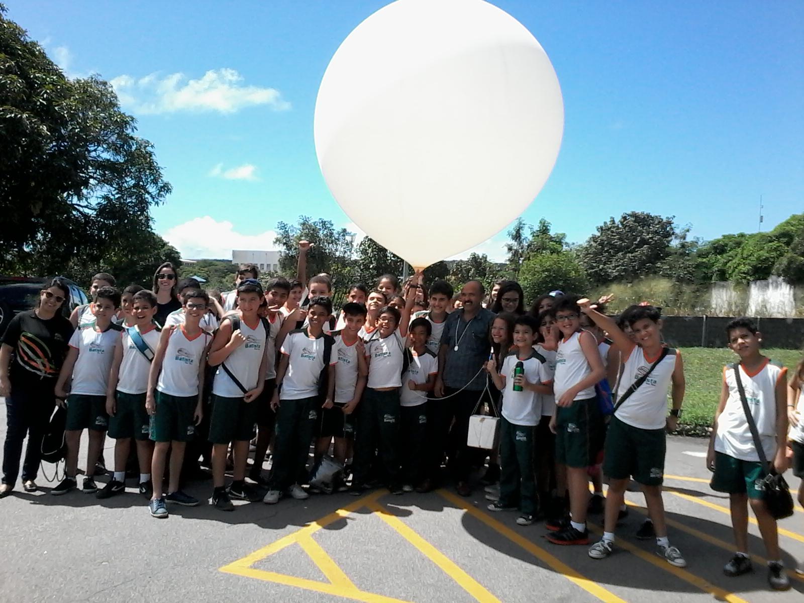 Foto dos alunos do colegio batista com o balão