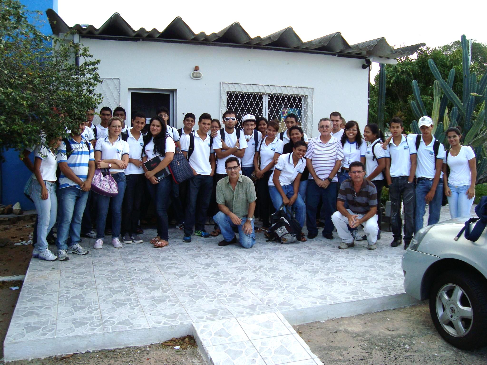 Foto da turma na frente do laboratório