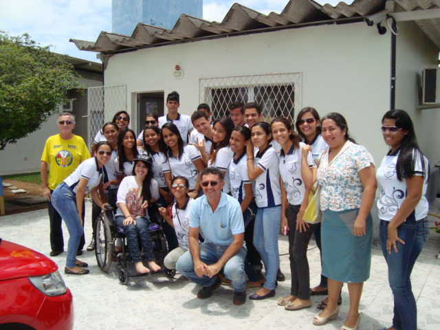 Foto da turma na frente do laboratório