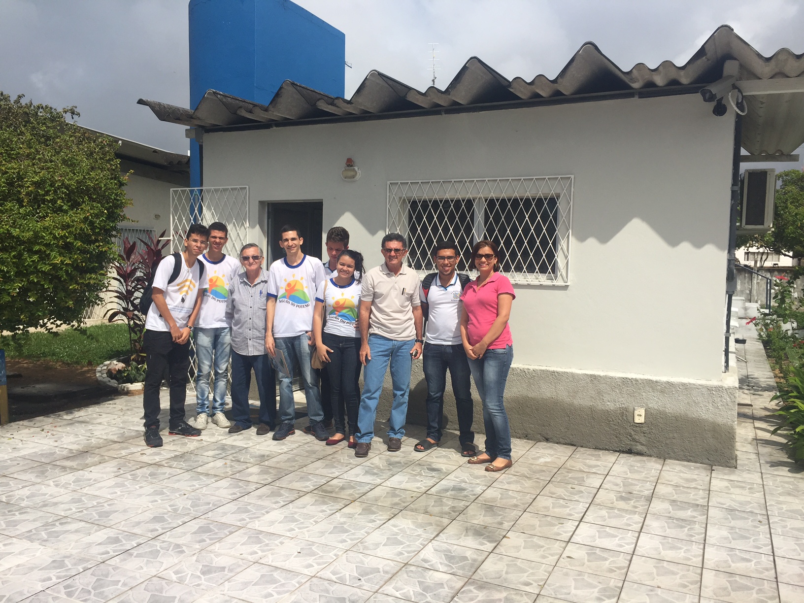 Foto dos alunos na frente do laboratório