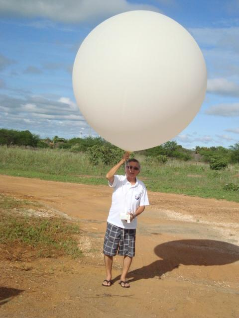 Foto do Francisco Raimundo segurando o balão