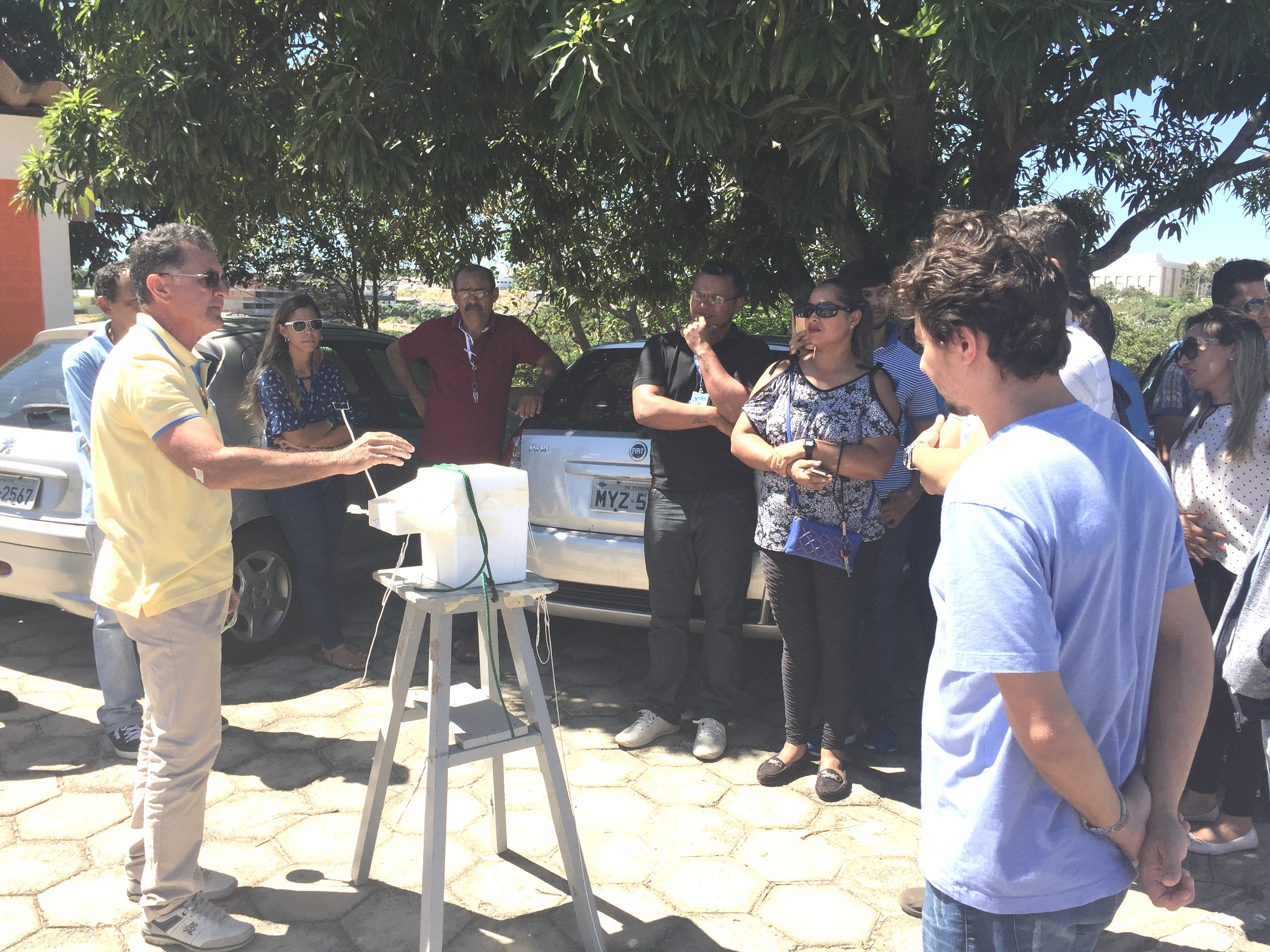 Equipe aprendendo sobre Ozôniosondagem em ambiente externo