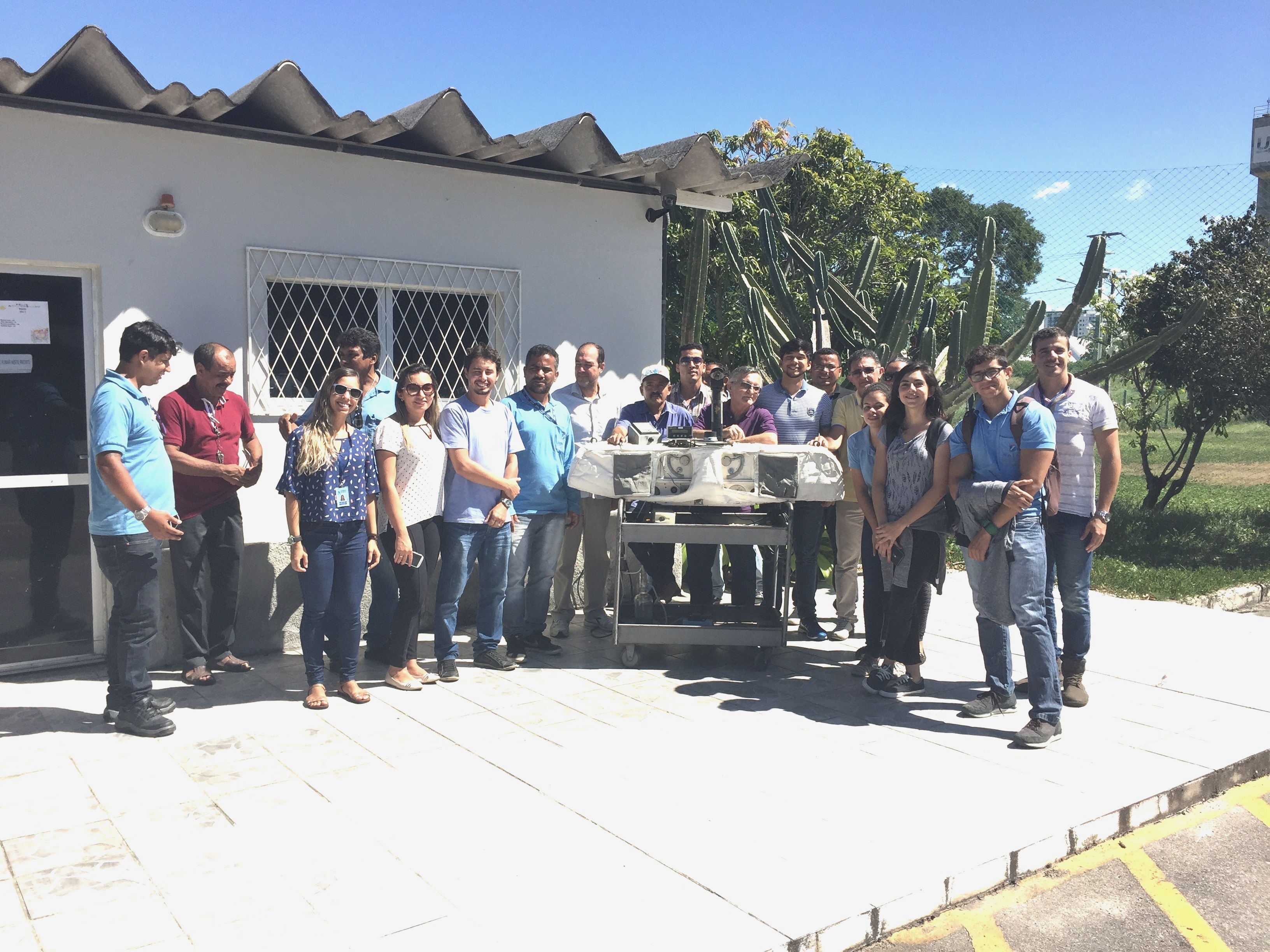 Foto da equipe dos técnicos na frente do LAVAT