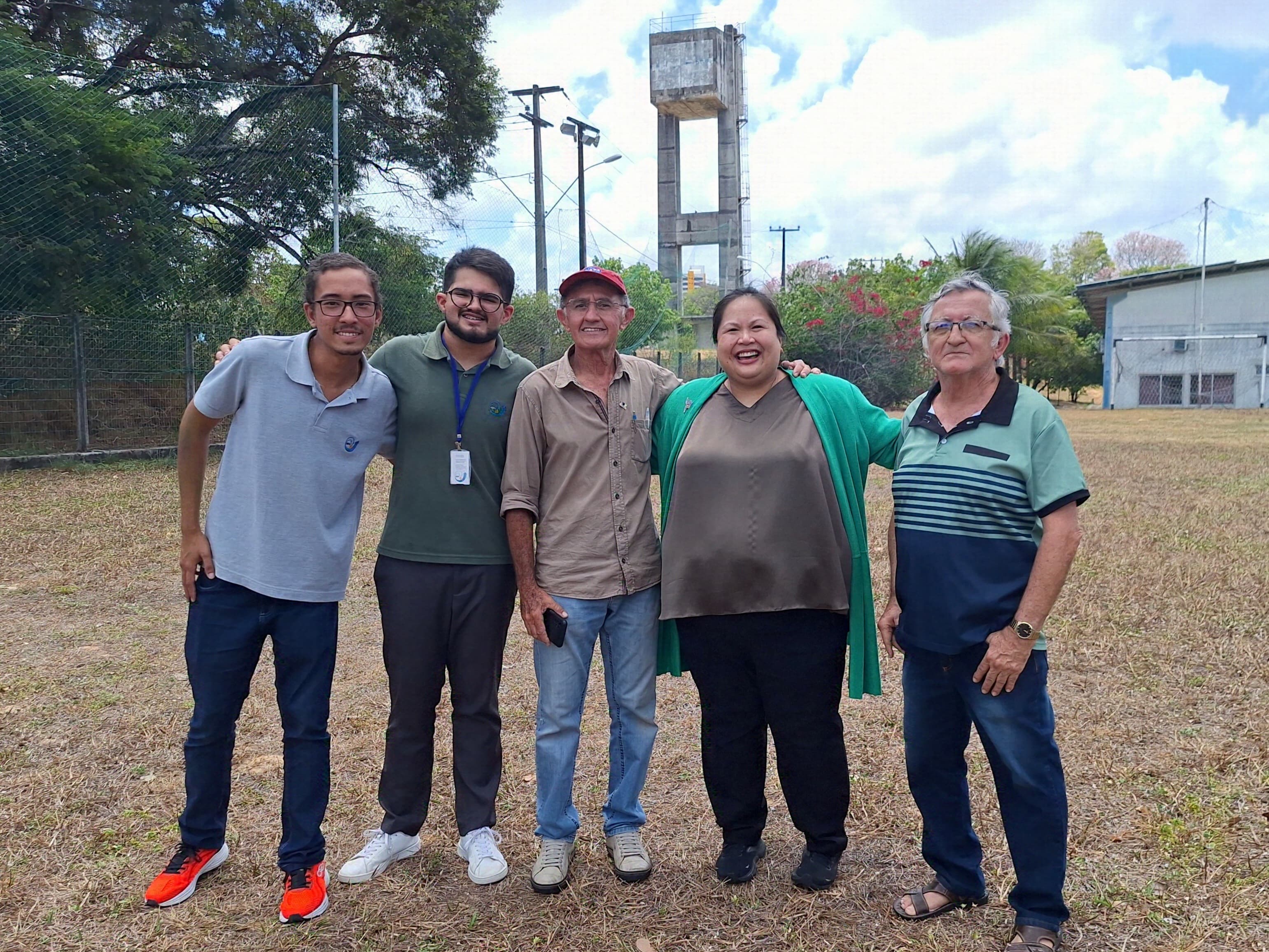 Foto da equipe do laboratório com a cônsul-geral May