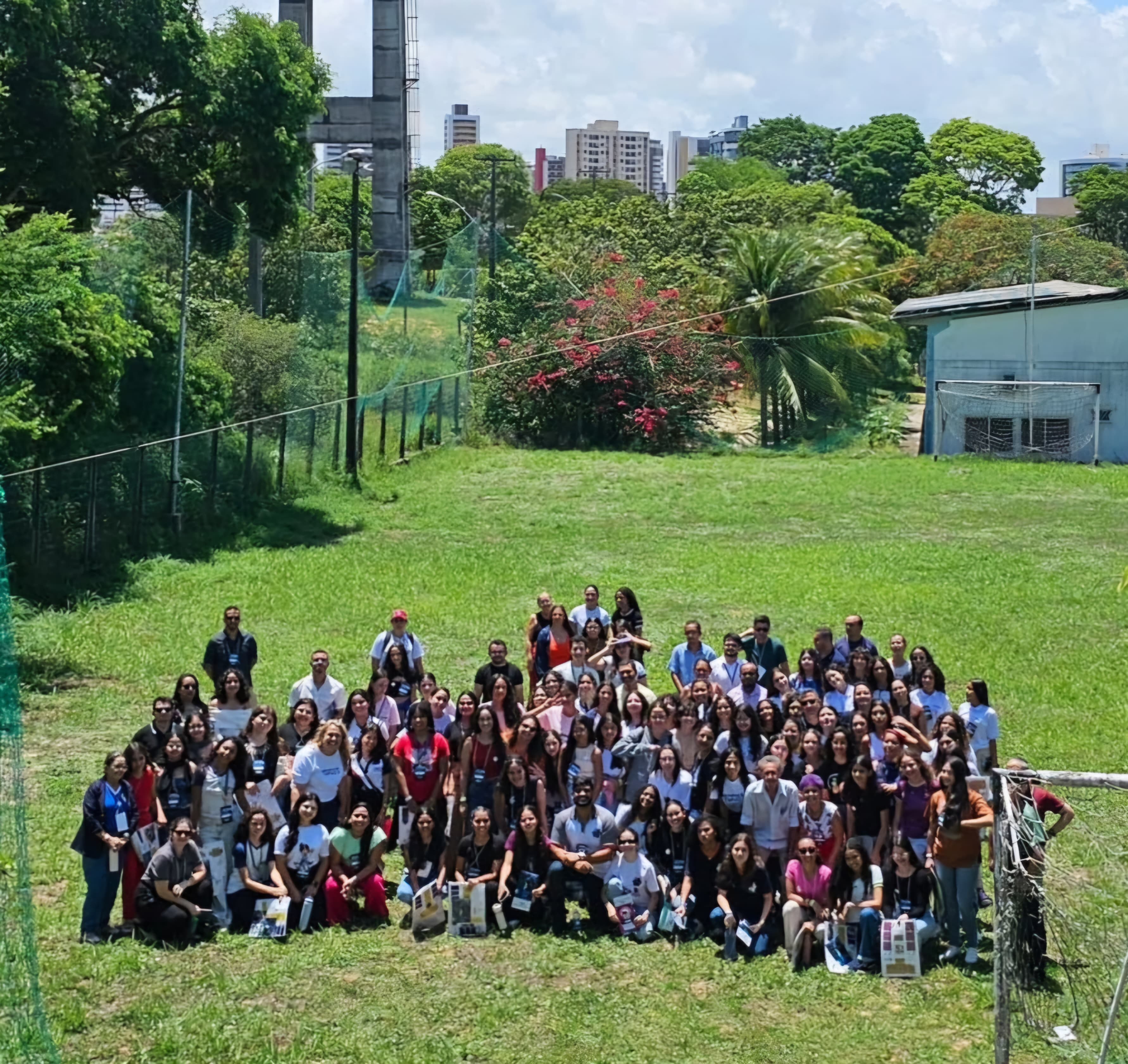 Foto dos visitantes e equipe no campo de lançamento