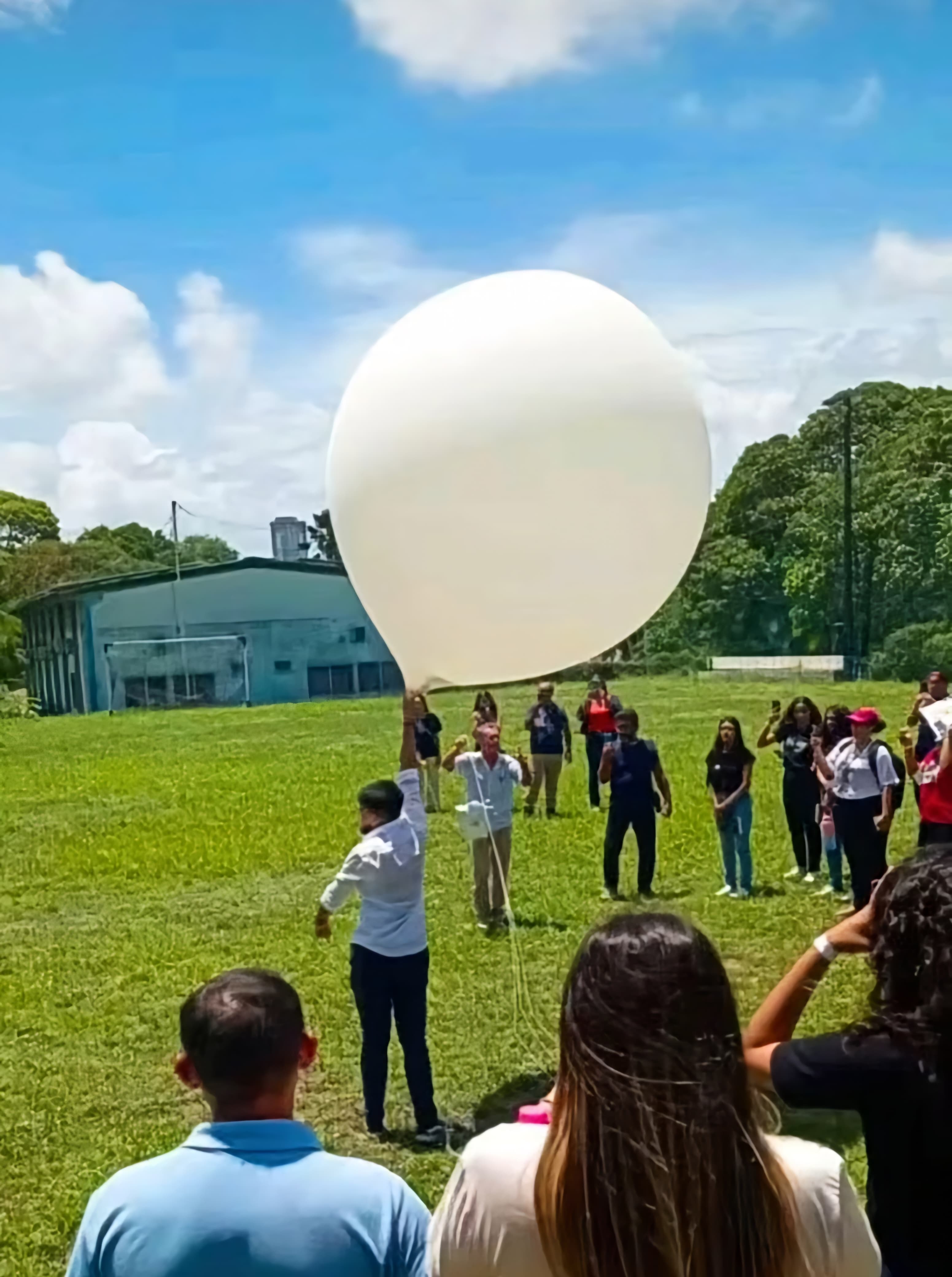 Foto do balão prestes a ser lançado