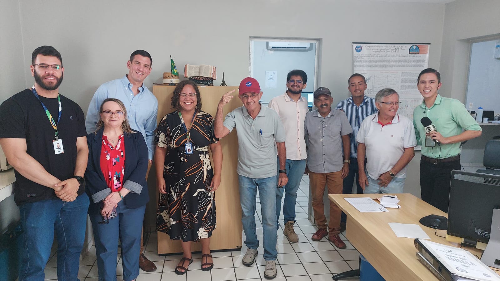 Foto da equipe que participou da visita ao laboratório: AEB, NASA e INPE