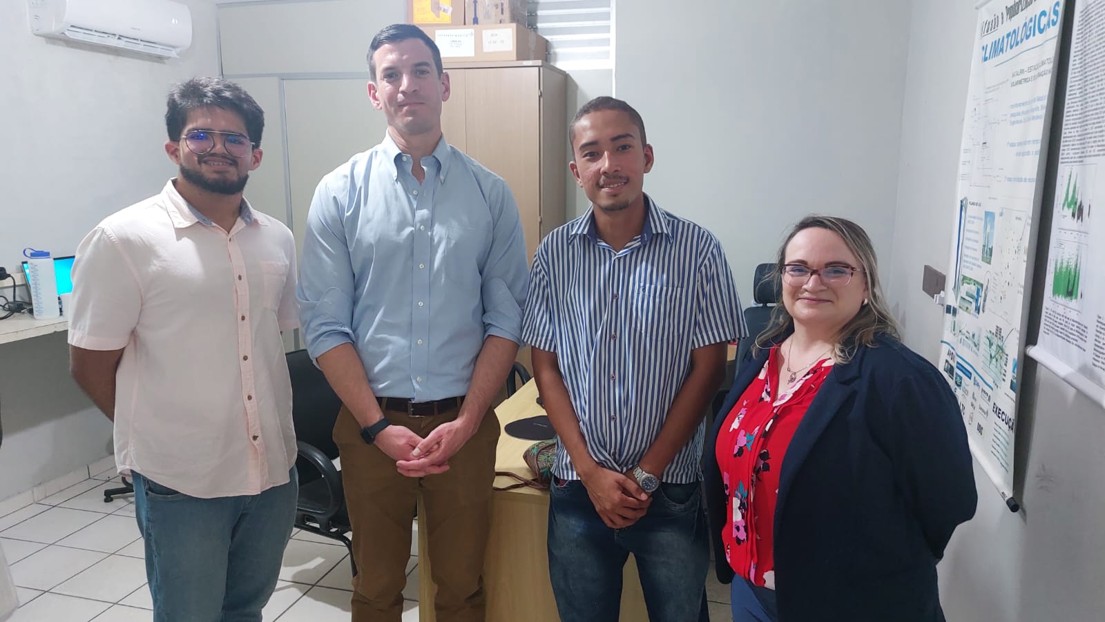 Foto dos Bolsistas do LAVAT, João Vitor e Renan com os pesquisadores de NASA, Ryan e Debra