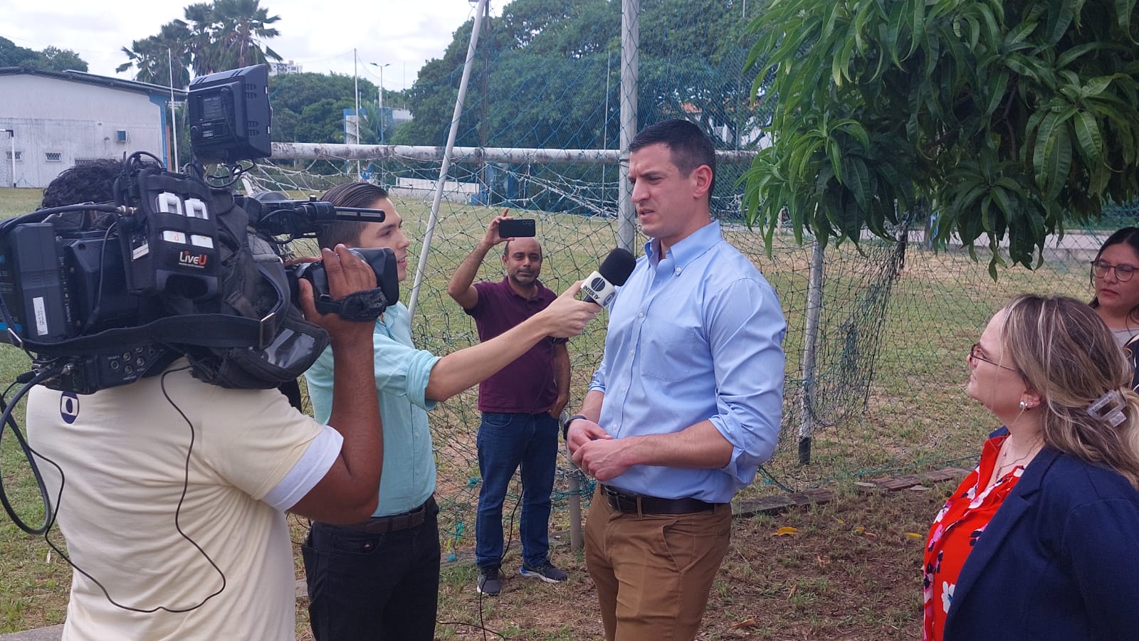 Foto do repórter entrevistando o Dr Ryan