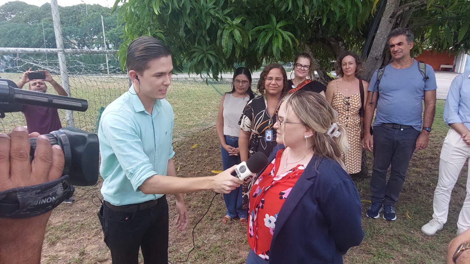 Foto do repórter entrevistando a Dra Debra