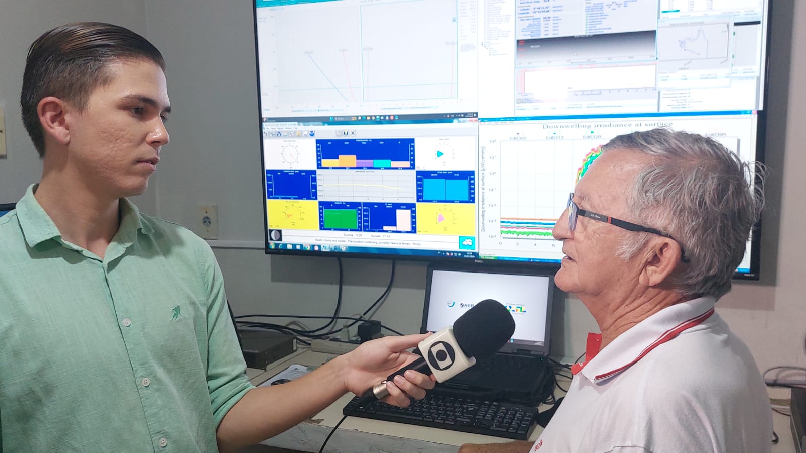 Foto do repórter entrevistando o Dr Francisco Raimundo