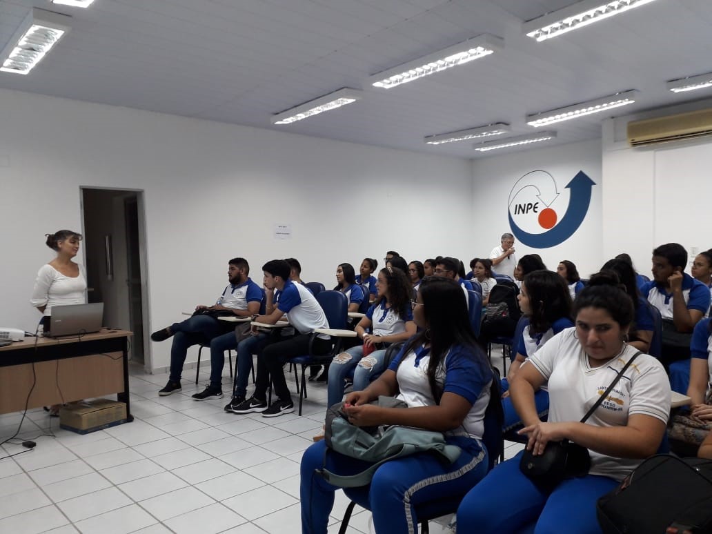 Alunos assistindo palestra no auditório do INPE