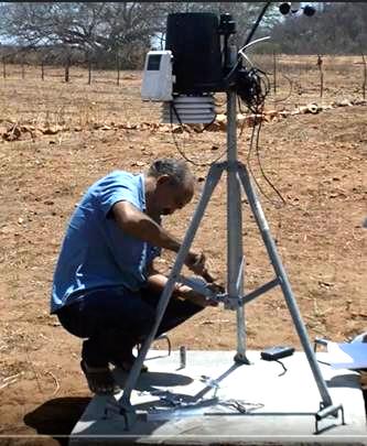 Técnico fazendo instalação e montagem da estação Davis